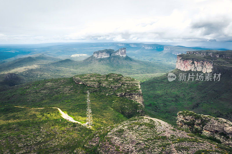 无人机俯瞰巴西巴伊亚朦胧的迪亚曼蒂纳Chapada Diamantina高地